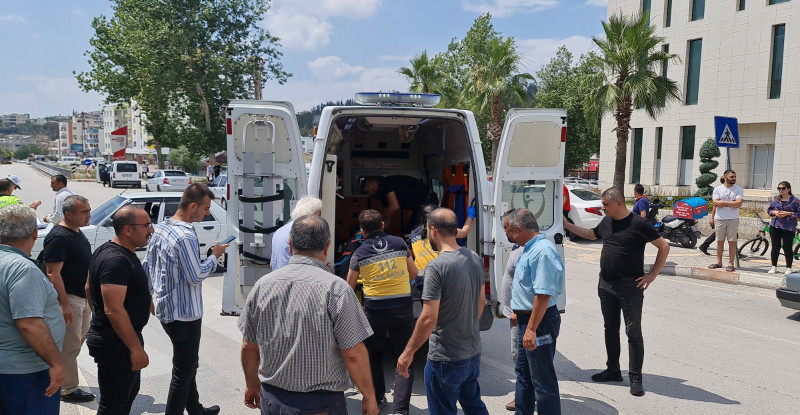 OSMANİYE’DE OTOMOBİL KARŞIYA GEÇEN BİSİKLETE ÇARPTI ÇARPMA ANI GÜVENLİK KAMERASINCA KAYDEDİLDİ