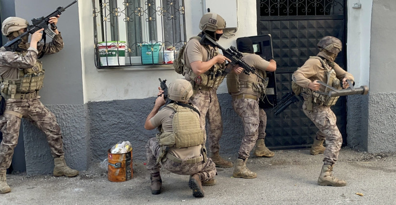 EMNİYET 15 ORGANİZE SUÇ ÖRGÜTÜNE YÖNELİK 31 İLDE KUKLA OPERASYONU DÜZENLENDİ