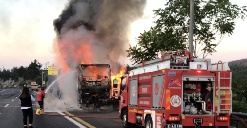MERSİN’İN TARSUS İLÇESİNDE, OTOYOLDA SEYİR HALİNDEYKEN YANGIN ÇIKAN YOLCU OTOBÜSÜNDE HASAR OLUŞTU