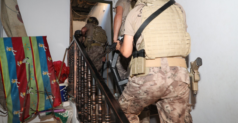 MERSİN’DE UYUŞTURUCU SATICILARINA YÖNELİK EŞ ZAMANLI ŞAFAK OPERASYONU 37 ZANLI YAKALANDI