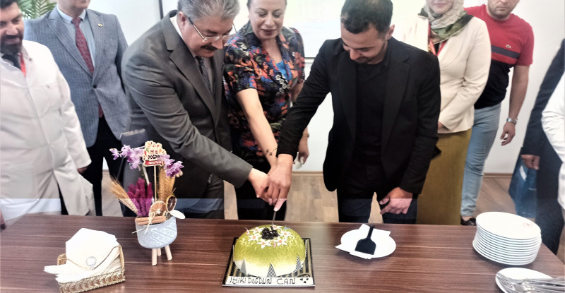 Osmaniye’de depremlerde 13 yakınını kaybeden hastane personeline doğum günü sürprizi