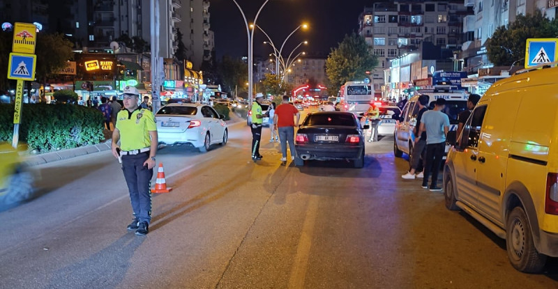 ADANA’DA “ABART EGZOZ” TAKILI ARAÇLARA CEZA YAĞDI
