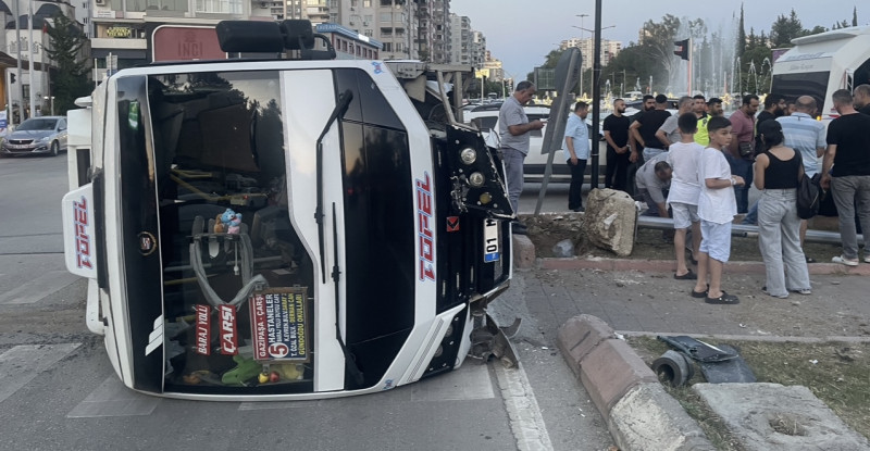 ADANA’DA YOLCU MİNİBÜSÜN DEVRİLMESİ SONUCU 3 KİŞİ YARALANDI
