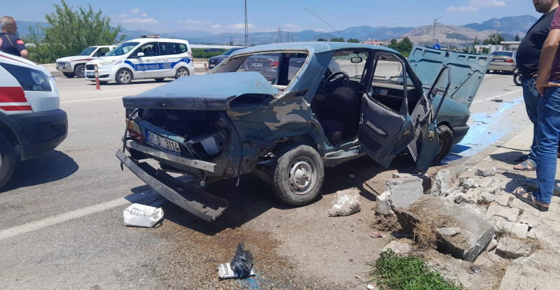 ADANA’DA İKİ OTOMOBİLİN ÇARPIŞTIĞI KAZADA 1 KİŞİ ÖLDÜ, 2 KİŞİ YARALANDI