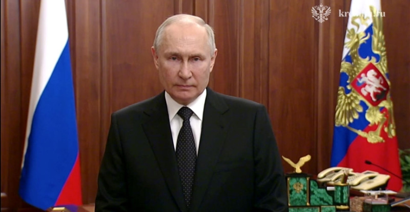 RUSYA DEVLET BAŞKANI VLADİMİR PUTİN, “KARŞILAŞTIĞIMIZ İHANETTİR. FAHİŞ HIRSLAR VE KİŞİSEL ÇIKARLAR, ÜLKE VE HALKA YÖNELİK İHANETE YOL AÇTI.”