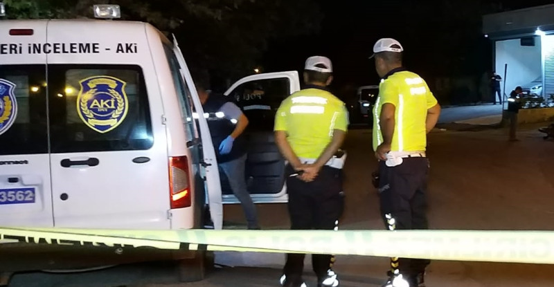 ADANA’DA POMPALI TÜFEKLE ATEŞ AÇILMASI SONUCU 1 KİŞİ HAYATINI KAYBETTİ, 4 KİŞİ YARALANDI