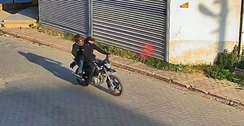 ADANA’DA SİLAH TEHDİDİYLE 3 KİŞİNİN CEP TELEFONUNU GASPETTİLER, MAĞDURLARDAN BİRİNİN DE BAŞINA TABANCASININ KABZASIYLA VURARAK YARALADILAR