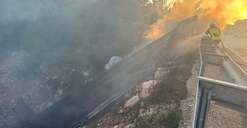 MERSİN’DE ŞARAMPOLE DEVRİLEN BALIK YEMİ YÜKLÜ TIRDA YANGIN ÇIKTI