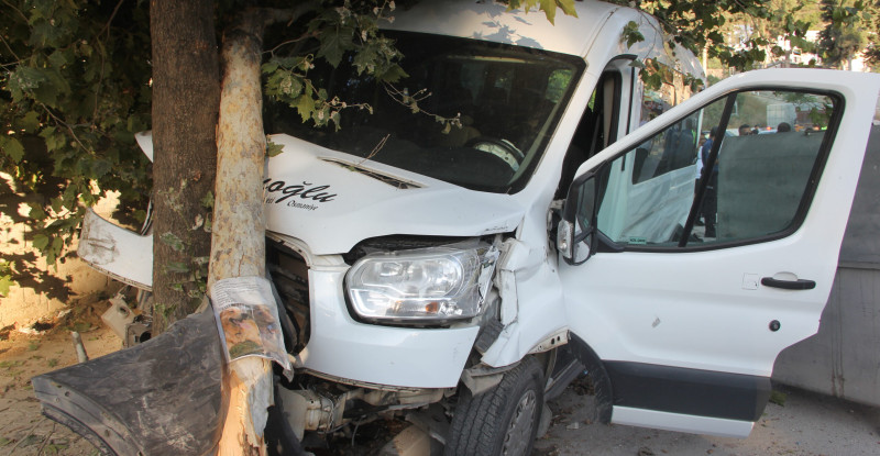 HATAY’DA FRENİ ARIZALANAN KAMYONUN ÇARPTIĞI MİNİBÜSTEKİ 3 ASKER YARALANDI