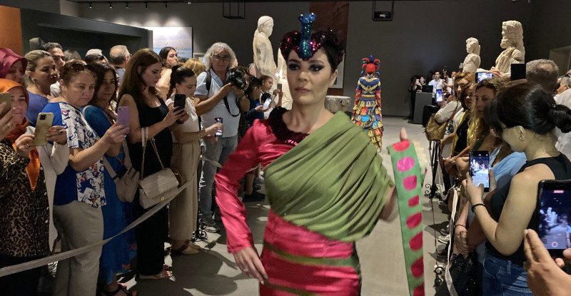 MERSİN’DE “GÜÇLÜ KADINLAR VE ŞAHMERAN” TEMALI SERGİ VE DEFİLE YAPILDI