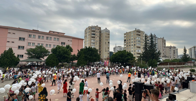 ADANA’DA 300 ÖĞRENCİYE BAYRAM HARÇLIĞI VE KIYAFET DAĞITILDI
