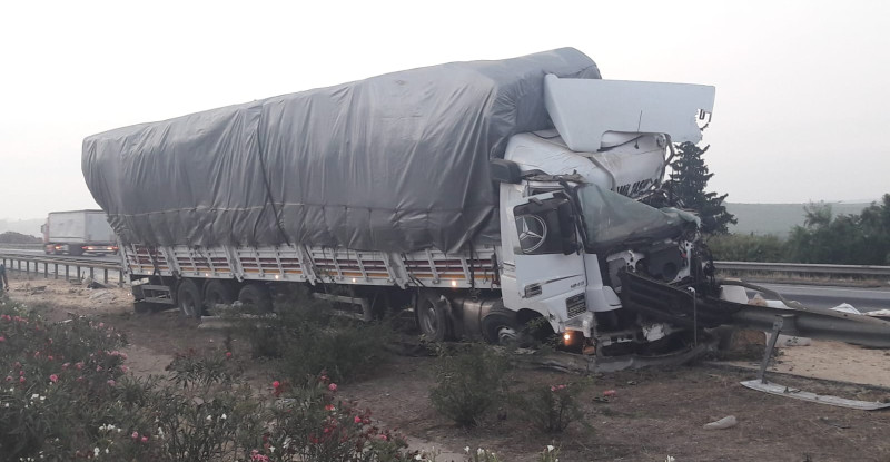 MERSİN’DE BARİYERE ÇARPAN TIRDAKİ 2 KİŞİ YARALANDI