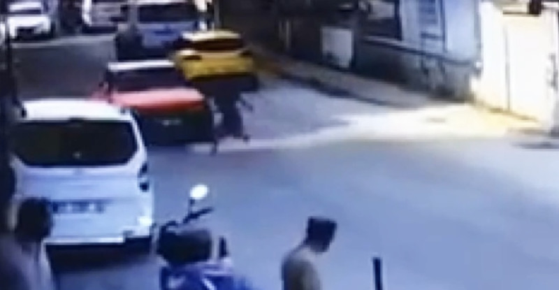 ADANA’DA YOLUN KARŞISINA GEÇMEYE ÇALIŞAN ÇOCUĞA OTOMOBİL ÇARPTI