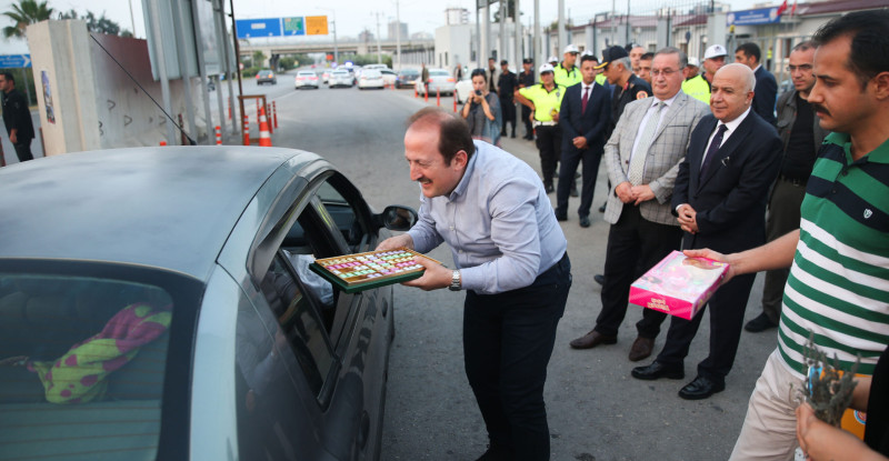 MERSİN VALİSİ PEHLİVAN, BAYRAM İÇİN MERSİN’E GELEN TATİLCİLERİ KENT GİRİŞİNDE KARŞILADI