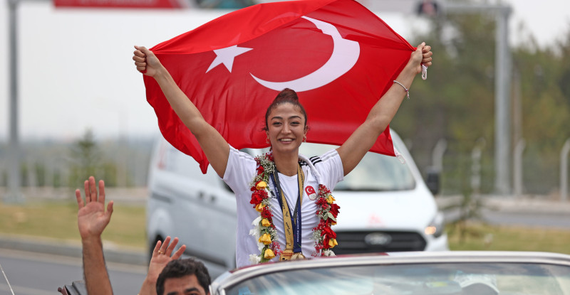 ŞAMPİYON MİLLİ TEKVANDOCU NAFİA KUŞ, ADANA’DA KLASİK ARABAYLA TUR ATTI