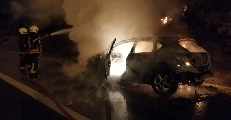 MERSİN’DE OTOYOLDA SEYİR HALİNDEYKEN YANGIN ÇIKAN OTOMOBİL KULLANILAMAZ HALE GELDİ