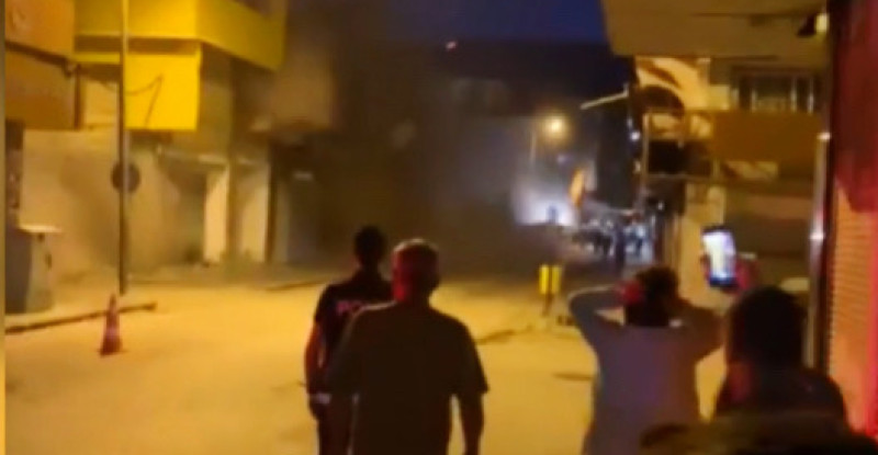 GAZİANTEP’TE AĞIR HASARLI BİNANIN BİR KISMI ÇÖKTÜ