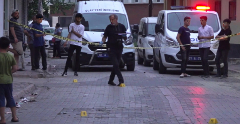 ADANA SUCUZADE MAHALLESİ’NDE AKRABA OLAN İKİ GRUP ARASINDAKİ  ÇIKAN SİLAHLI KAVGADA 2 KİŞİ ÖLDÜ