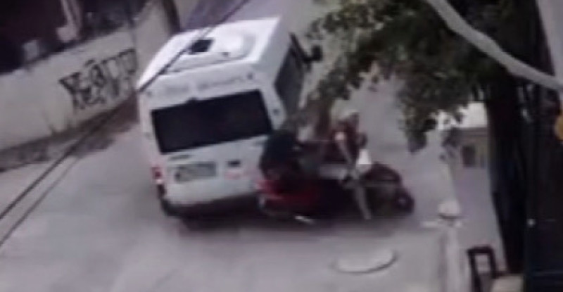 ADANA’DA GERİ GİDEN MİNİBÜSÜN ÇARPTIĞI MOTOSİKLETLİ 2 KİŞİ HASTANEYE KALDIRILDI