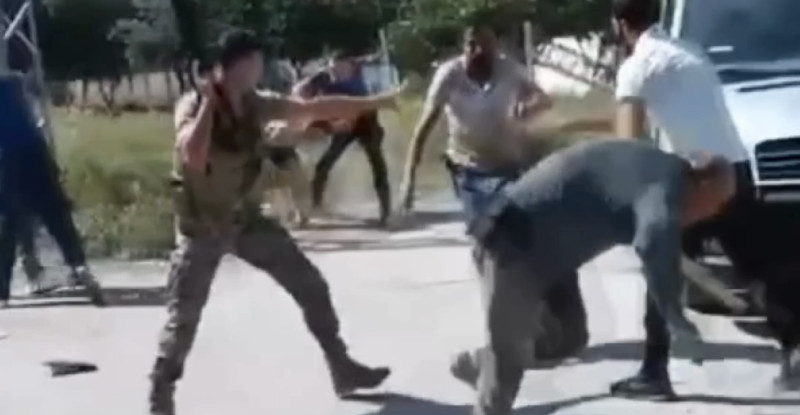 ADANA’DA KOMŞULAR ARASINDA ÇIKAN KAVGAYI ÖZEL HAREKAT POLİSLERİ HAVAYA ATEŞ EDEREK AYIRDI