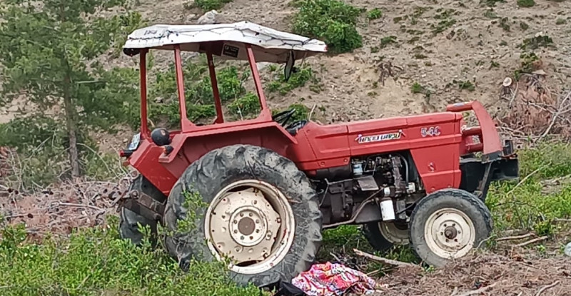 ADANA’DA KONTROLDEN ÇIKARAK DEVRİLEN TRAKTÖRÜN SÜRÜCÜSÜ HAYATINI KAYBETTİ