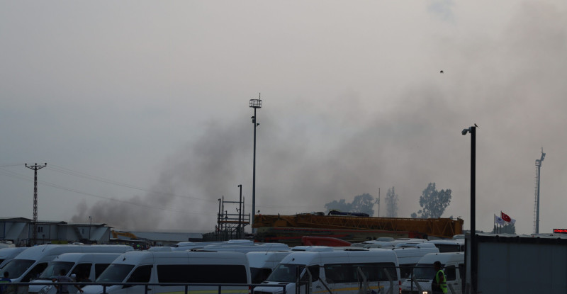 ADANA’DA SASA FABRİKASININ ŞANTİYESİNDE ÇIKAN YANGINDA 2 KİŞİ YARALANDI