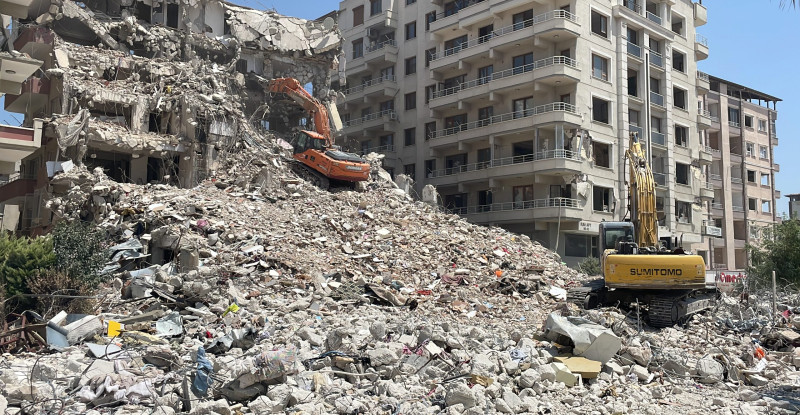 HATAY’DA AĞIR HASARLI BİNALARIN YIKIMI SÜRÜYOR