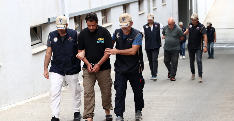 ADANA’DA DÜZENLENEN TERÖR ÖRGÜTÜ DEAŞ’A YÖNELİK OPERASYONDA YAKALANAN SURİYE UYRUKLU 3 ŞÜPHELİ SINIR DIŞI EDİLDİ