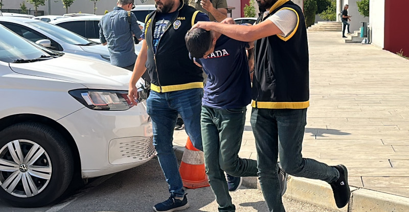 ADANA’DA BİR KİŞİYİ TABANCAYLA ÖLDÜRDÜĞÜ GEREKÇESİYLE SAKLANDIĞI EVDE GÖZALTINA ALINAN ZANLI TUTUKLANDI