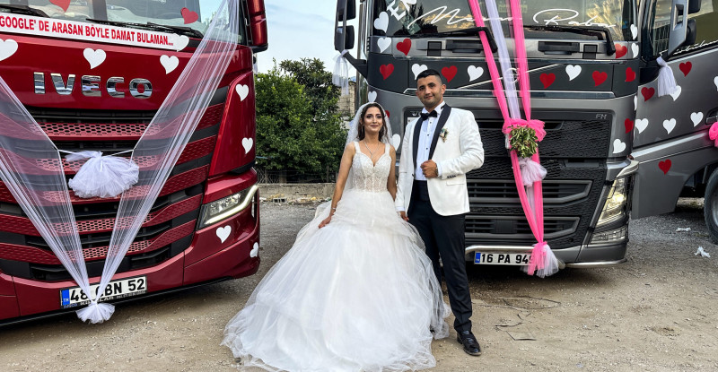 ADANALI TIR ŞOFÖRÜ MESLEKTAŞININ TIRINI GELİN ARABASI YAPTI