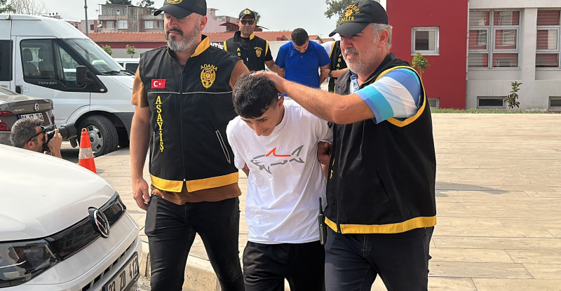 ADANA’DA UZUN NAMLULU SİLAHLARLA EV VE İŞ YERİ KURŞUNLANDI! OLAYLA İLGİLİ 4 ŞÜPHELİ YAKALANDI…