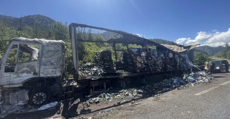 MERSİN’İN TARSUS İLÇESİNDE OTOYOLDA KAZAYA KARIŞAN ALKOL VE KÜSPE YÜKLÜ 2 TIR YANDI