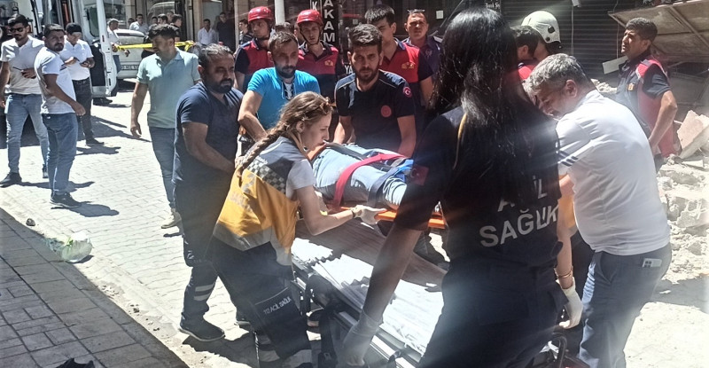 OSMANİYE’DE DEPREMLERDE HASAR GÖREN BİNANIN ÜST KATININ ÇÖKMESİ SONUCU YOLDAN GEÇEN 3 KİŞİ YARALANDI