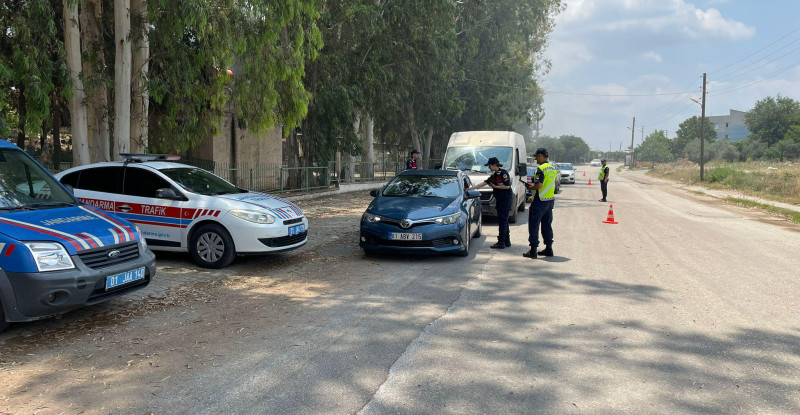 ADANA’DA JANDARMA DENETİMLERİNDE ARANAN 2 BİN 401 ZANLI YAKALANDI