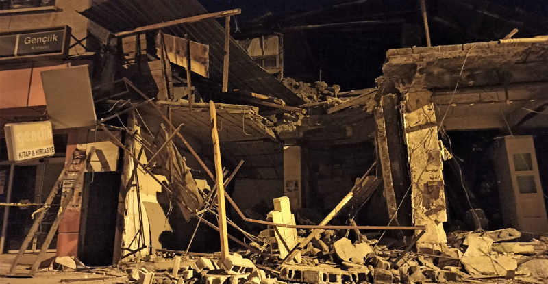 OSMANİYE’DE AĞIR HASARLI İKİ KATLI BİNA ÇÖKTÜ