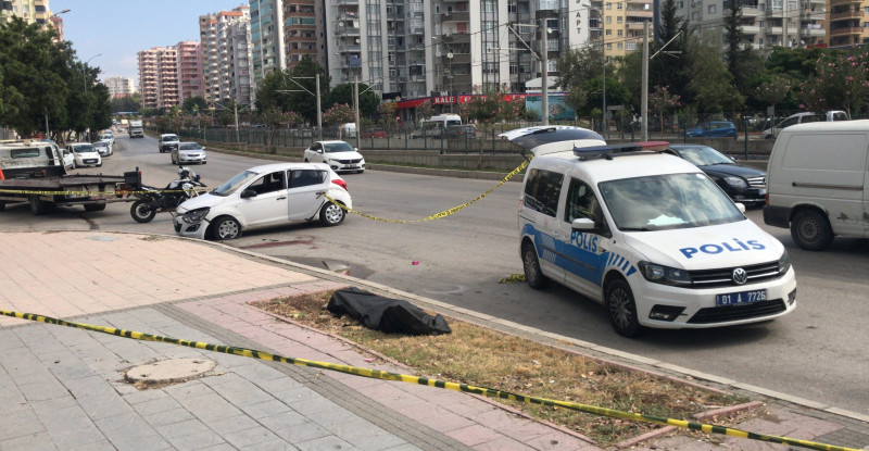 ADANA’DA TÜRKMEN BAŞI BULVARINDA ISLAK ZEMİNDE KAYIP KALDIRIMA ÇARPARAK DEVRİLEN OTOMOBİLİN SÜRÜCÜSÜ HAYATINI KAYBETTİ…