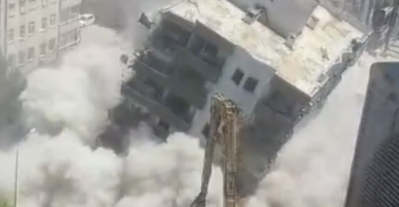 ADANA’DA DEPREMLERDE AĞIR HASAR ALAN  ÖVGÜ APARTMANININ KONTROLLÜ YIKIM SIRASINDA SOKAĞA DEVRİLMESİ SONUCU BİR KAFEDE HASAR OLUŞTU…