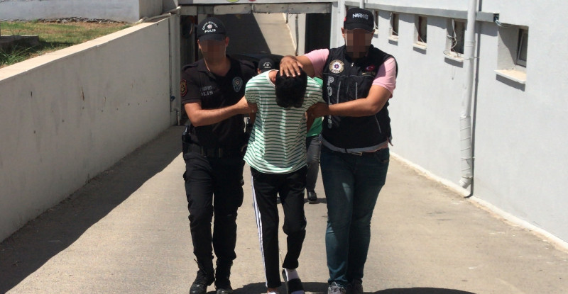 ADANA’DA UYUŞTURUCU OPERASYONUNDA YAKALANAN 3 ŞÜPHELİDEN 1’İ TUTUKLANDI
