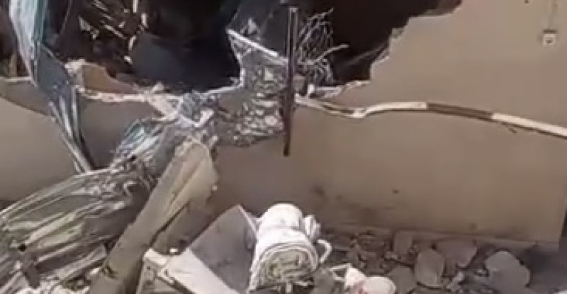 ADANA KOZAN’DA 5,5 BÜYÜKLÜĞÜNDEKİ DEPREMDE YAMAÇTAN KOPAN KAYA BİR EVE ZARAR VERDİ