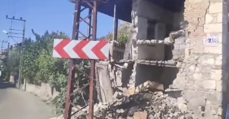 ADANA’NIN KOZAN İLÇESİNDE 5,5 BÜYÜKLÜĞÜNDE MEYDANA GELEN DEPREMDE METRUK BİR BİNADA HASAR MEYDANA GELDİ