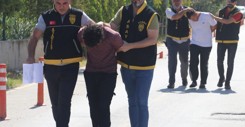 ADANA’DA 2 KİŞİYİ SİLAH VE BIÇAK ZORUYLA GASPETTİKLERİ GEREKÇESİYLE YAKALANAN 2 ŞÜPHELİ TUTUKLANDI