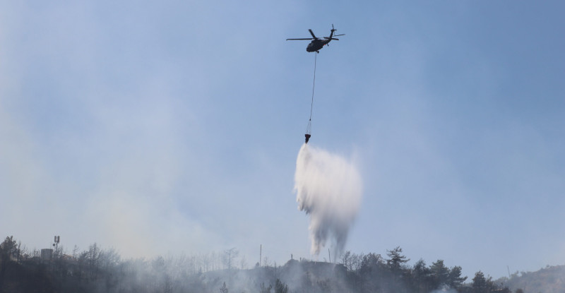 HATAY’IN MERKEZ ANTAKYA İLÇESİNDE ÇIKAN ORMAN YANGINI, HAVADAN VE KARADAN MÜDAHALEYLE KONTROL ALTINA ALINDI
