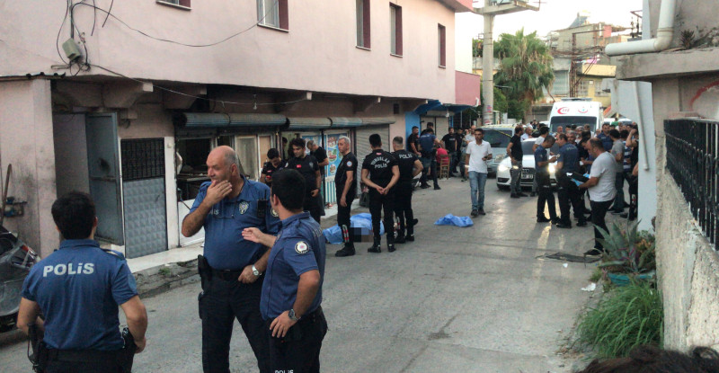 ADANA’DA TARTIŞTIĞI İKİ ARKADAŞINI POMPALI TÜFEKLE ÖLDÜREN GENÇ, OLAY YERİNDE HAYATINA SON VERDİ…