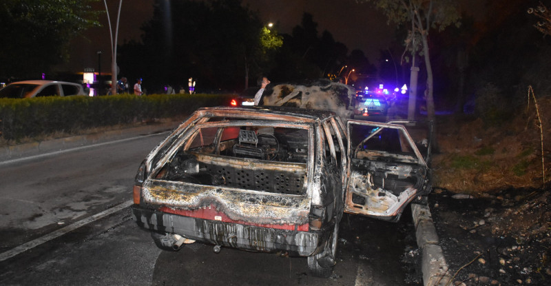 ADANA’DA ALEV ALAN OTOMOBİL KULLANILAMAZ HALE GELDİ