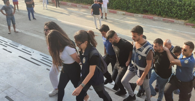 ADANA’DA BİR İŞ YERİNE SİLAHLI SALDIRI DÜZENLEDİKLERİ İDDİASIYLA GÖZALTINA ALINAN 4 ŞÜPHELİDEN 1’İ TUTUKLANDI