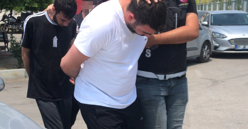 ADANA’DA BİR OTOMOBİLDE 139,60 GRAM SENTETİK UYUŞTURUCU ELE GEÇİRİLDİ 1 KİŞİ TUTUKLANDI