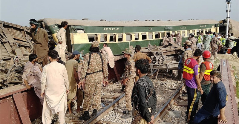 PAKİSTAN’DA YOLCU TRENİNİN RAYDAN ÇIKTIĞI KAZADA 28 KİŞİ ÖLDÜ, 50 KİŞİ YARALANDI