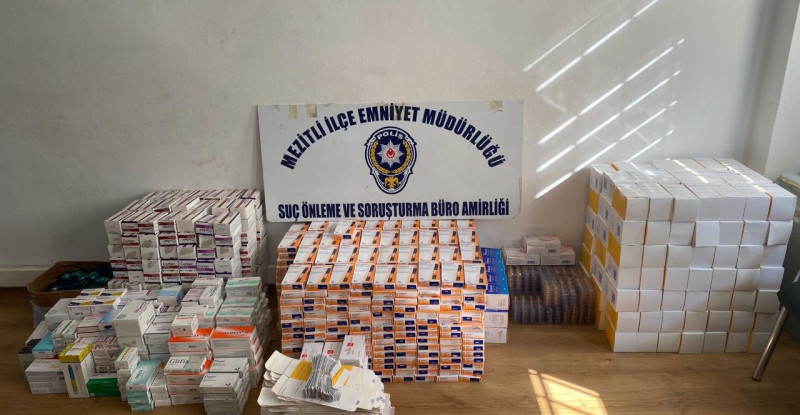 MERSİN’İN MEZİTLİ İLÇESİNDE, SAHTE İLAÇ ÜRETTİKLERİ İDDİASIYLA 2 ŞÜPHELİ GÖZALTINA ALINDI