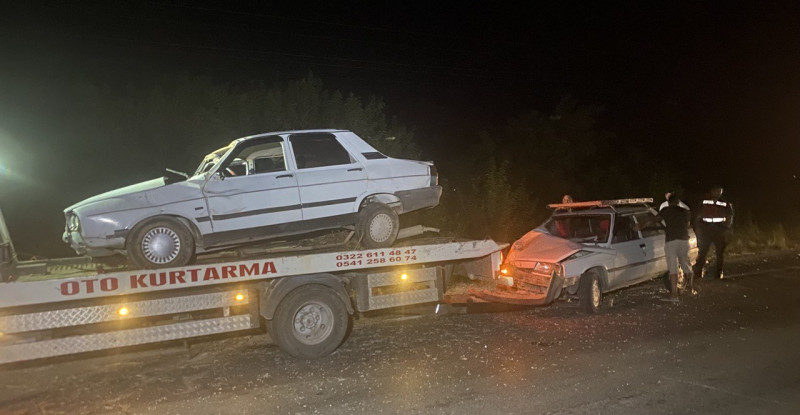 ADANA’NIN CEYHAN İLÇESİNDE İKİ OTOMOBİLİN ÇARPIŞMASI SONUCU 6 KİŞİ YARALANDI