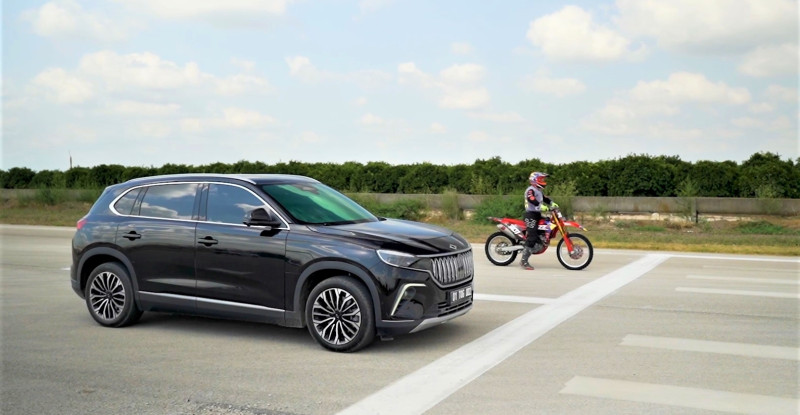 ADANA’DA MOTOKROS SPORCUSU, YERLİ OTOMOBİL TOGG’A KARŞI GÖSTERİ YARIŞI YAPTI